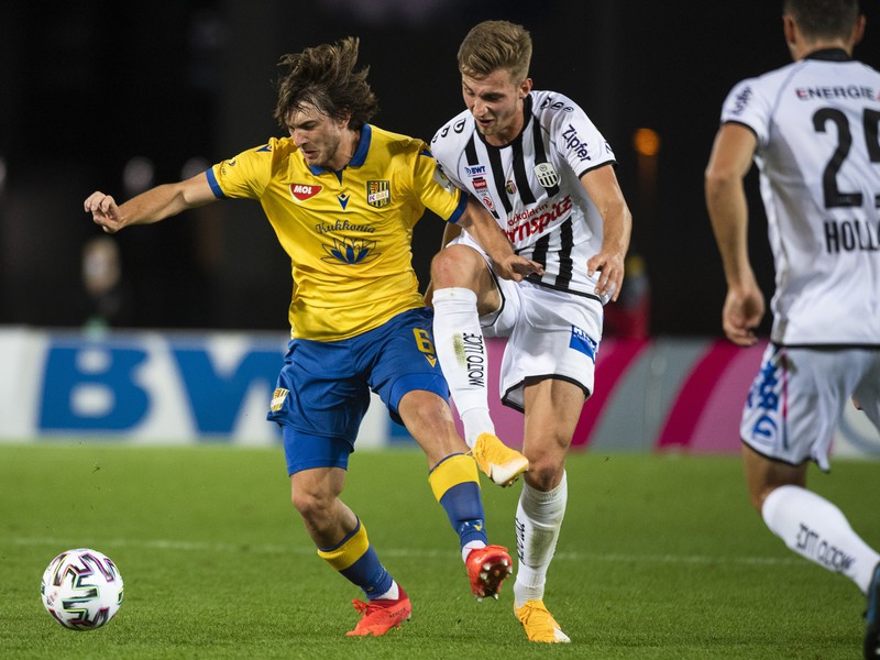 Na snímke zľava Andrija Balić (DAC), Marko Raguz a James Holland (obaja LASK)