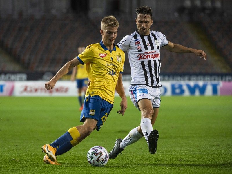 Na snímke zľava András Schäfer (DAC) a James Holland (LASK)