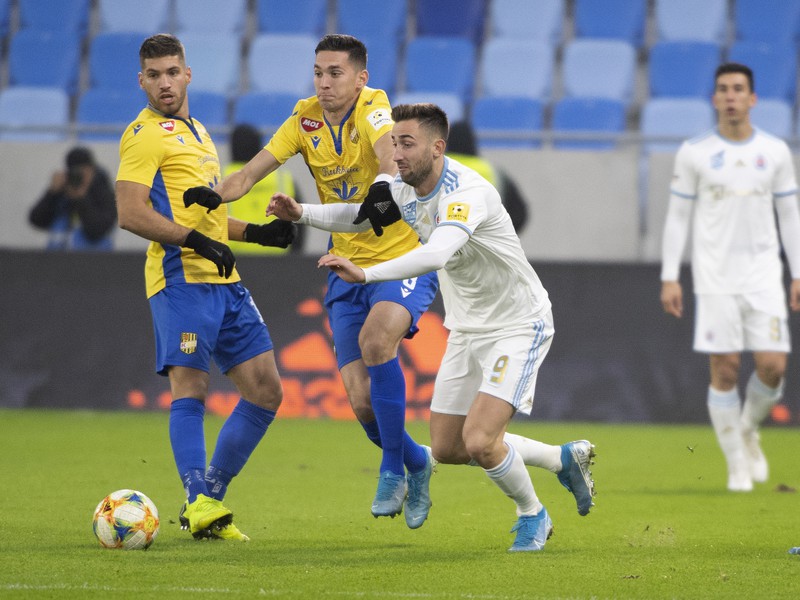 Na snímke v popredí sprava Andraž Šporar (Slovan), Máté Vida a Kristhoper Vida (obaja DAC) 