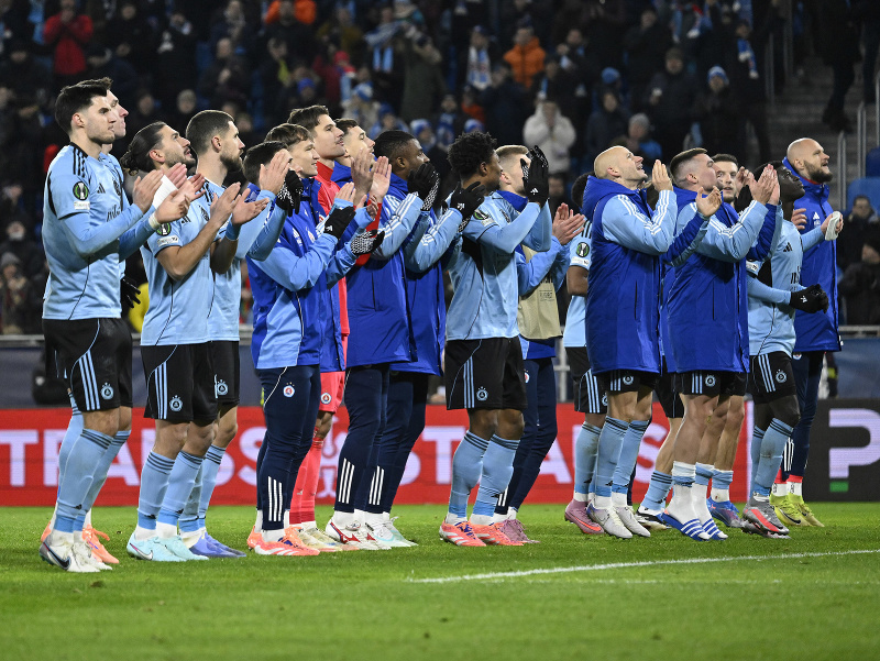 Hráči ŠK Slovan Bratislava tlieskajú fanúšikom po zápase Konferenčnej ligy