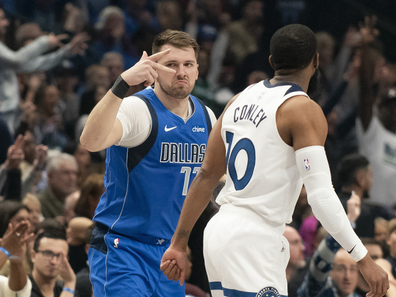 Luka Dončič (v modrom)