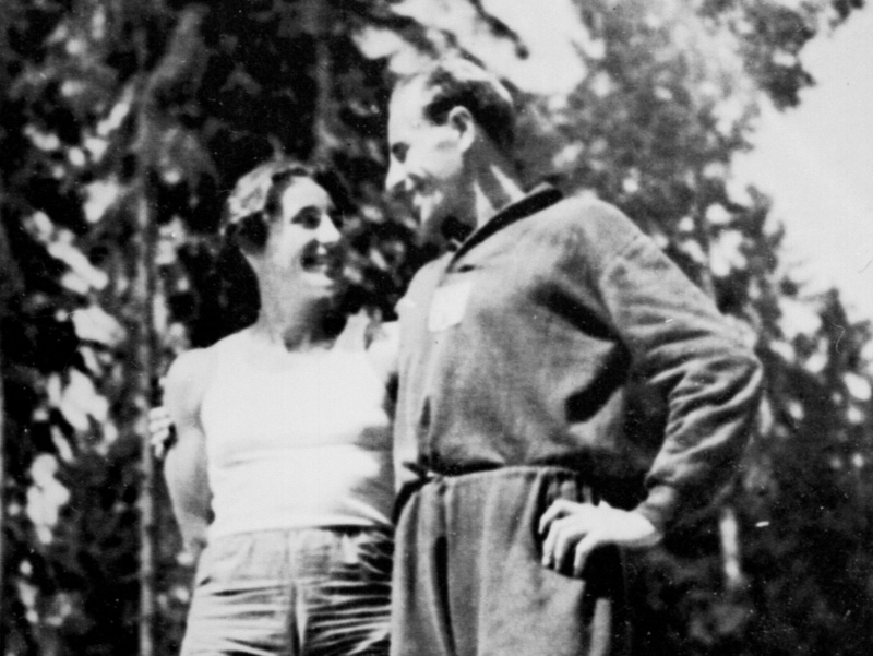 Manželia Zátopkovci v olympijskej dedine 1952 v Helsinkách