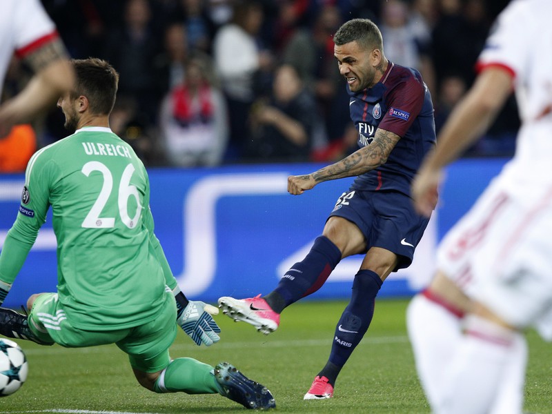 Daniel Alves strieľa gól