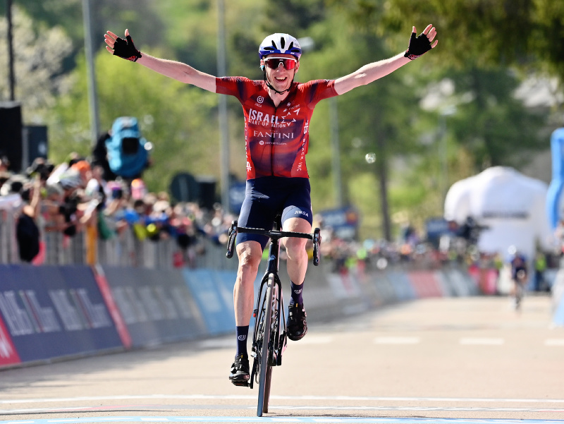 Daniel Martin oslavuje triumf v 17. etape Giro d'Italia