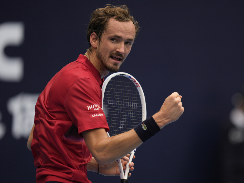Na snímke ruský tenista Daniil Medvedev oslavuje postup do 2. kola na turnaji ATP v čínskom Pekingu