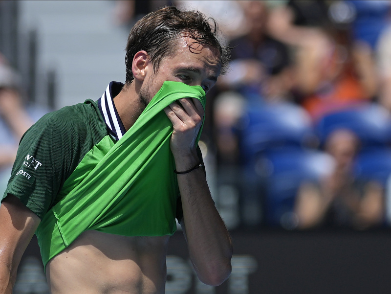 Ruský tenista Daniil Medvedev počas štvrťfinálovej bitky na Australian Open 2024