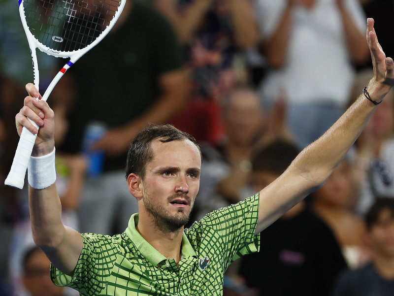 Ruský tenista Daniil Medvedev oslavuje postup