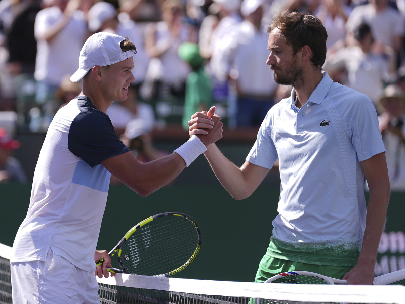 Dánsky tenista Holger Rune a Rus Daniil Medvedev