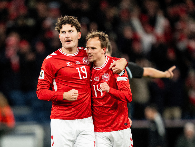 Oslavujúci dánski futbalisti Jonas Wind a Mikkel Damsgaard