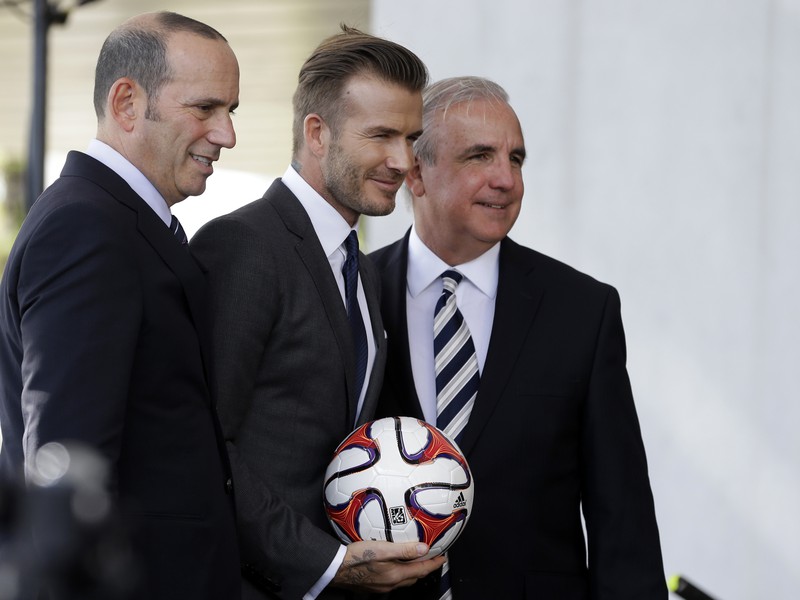 Bývalý anglický futbalista David Beckham (uprostred) , vľavo komisár MLS Don Garber