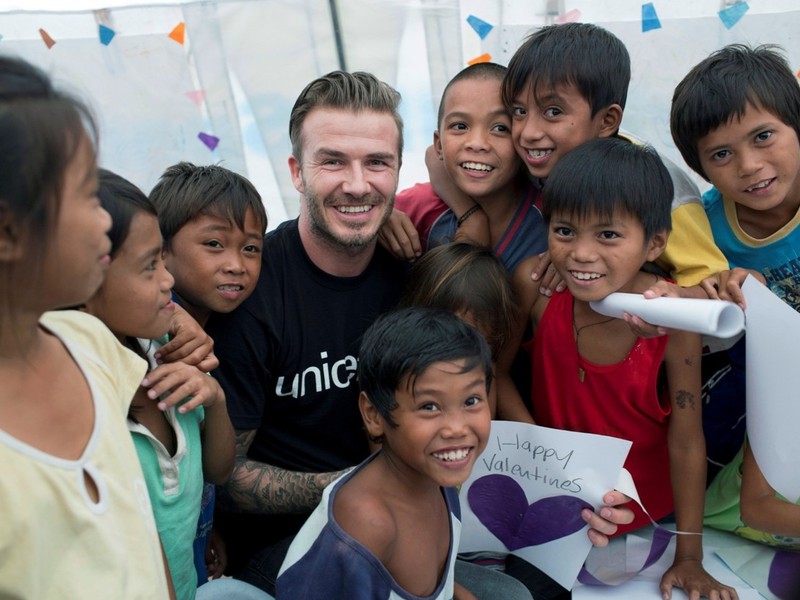 David Beckham navštívil deti v jednom z centier vystavaných UNICEF a vyrábal s nimi valentínske priania.