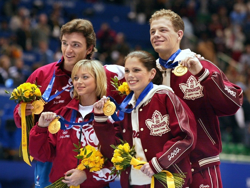 Jamie Saléová a David Pelletier na fotke z roku 2002 vpravo, vľavo je ruský pár Jelena Berežná a Anton Sicharulidze