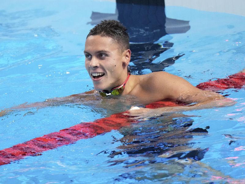 David Popovici po získaní zlatej medaily vo finále mužov na 200 m voľný spôsob na Majstrovstvách sveta v plávaní v Singapure