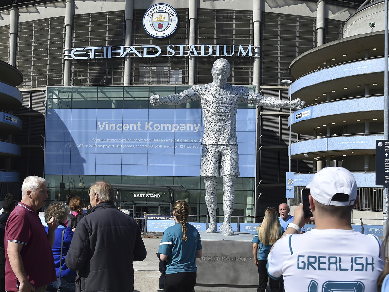 Socha Vincenta Kompanyho pred štadiónom Etihad Stadium