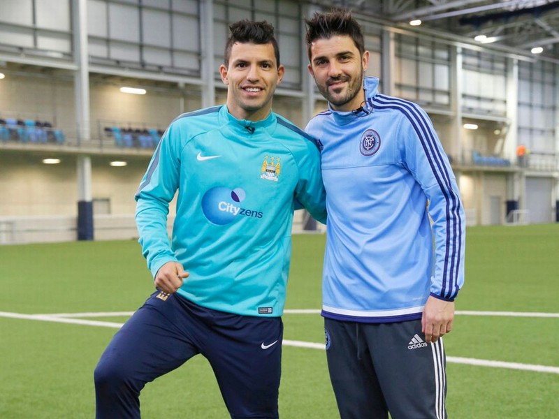 Futbalové hviezdy Sergio Agüero a David Villa si to na ihrisku rozdali v troch zaujímavých disciplínach