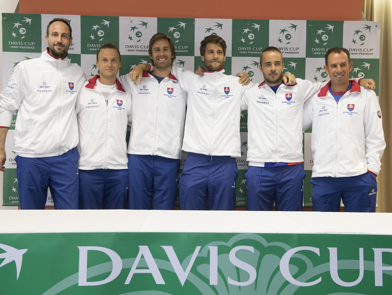 Slovenskí tenisoví reprezentanti zľava Igor Zelenay, Norbert Gomboš, Martin Kližan Jozef Kovalík, Andrej Martin a nehrajúci kapitán Dominik Hrbatý 