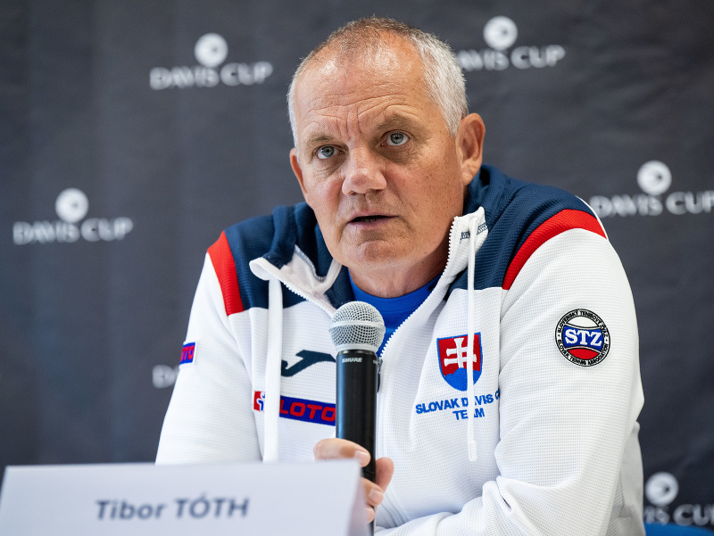 Na snímke kapitán slovenského tenisového daviscupového tímu Tibor Tóth počas tlačovej konferencie pred stretnutím I. svetovej skupiny Davisovho pohára