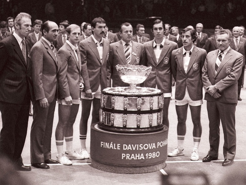 Daviscupové finále: Československo - Taliansko v roku 1980, zľava: Cyril Suk, Pavel Korda, Pavel Složil, Tomáš Šmíd, Ivan Lendl a Jan Kodeš