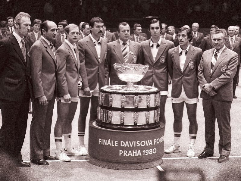 Daviscupové finále: Československo - Taliansko v roku 1980, zľava: Cyril Suk, Pavel Korda, Pavel Složil, Tomáš Šmíd, Ivan Lendl a Jan Kodeš