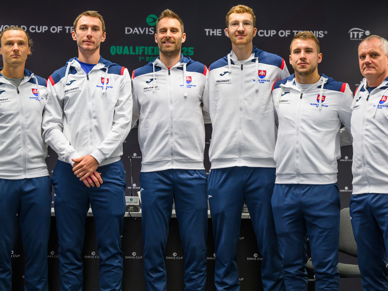 Na snímke zľava slovenskí tenisti Jozef Kovalík, Lukáš Klein, Norbert Gombos, Alex Molčan, Miloš Karol a kapitán tímu Tibor Tóth počas žrebu 1. kola kvalifikácie Davisovho pohára