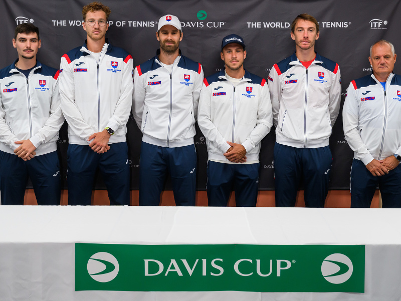 a snímke slovenský daviscupový tím, zľava Michal Krajčí, Miloš Karol, Norbert Gombos, Alex Molčan, Lukáš Klein a kapitán tímu Tibor Tóth pózuje počas žrebu zápasu I. svetovej skupiny Davisovho pohára