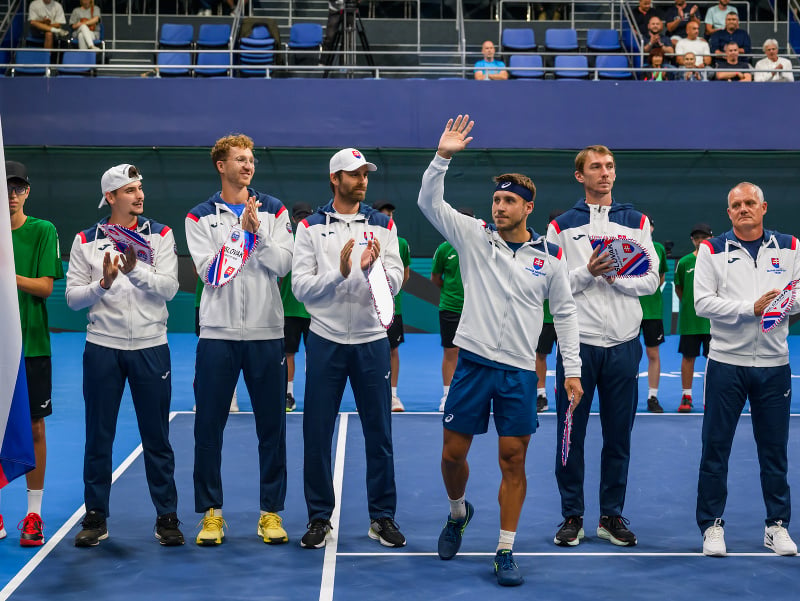Na snímke daviscupový tím Slovenska zľava Michal Krajčí, Miloš Karol, Norbert Gombos, Alex Molčan, Lukáš Klein a kapitán tímu Slovenska Tibor Tóth