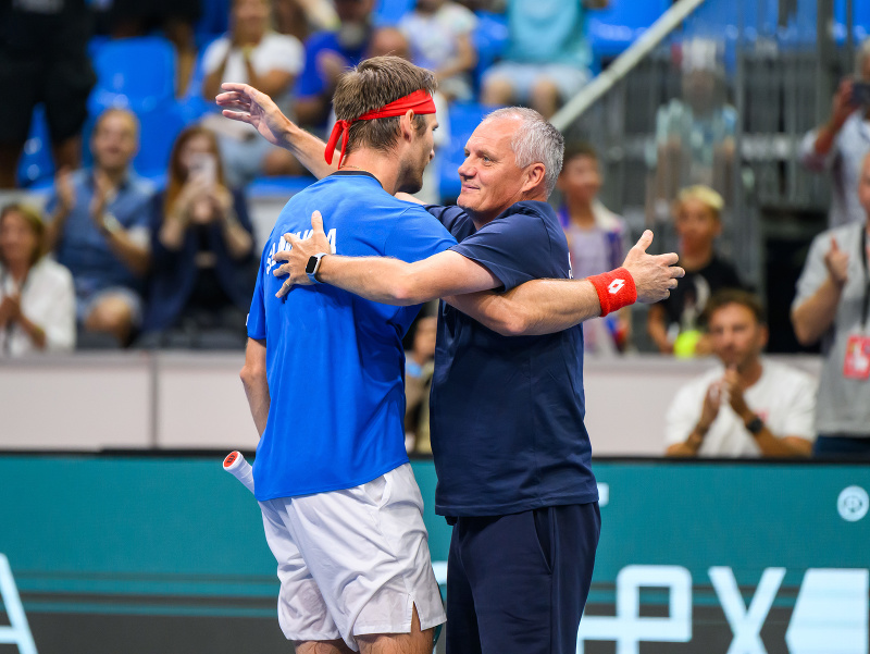 Zľava slovenský daviscupový reprezentant Norbert Gombos a kapitán tímu Slovenska Tibor Tóth sa tešia z víťazstva