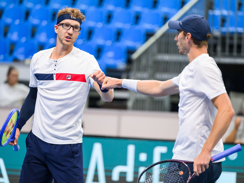 Sprava oslavujúci slovenskí daviscupoví reprezentanti Lukáš Klein a Miloš Karol