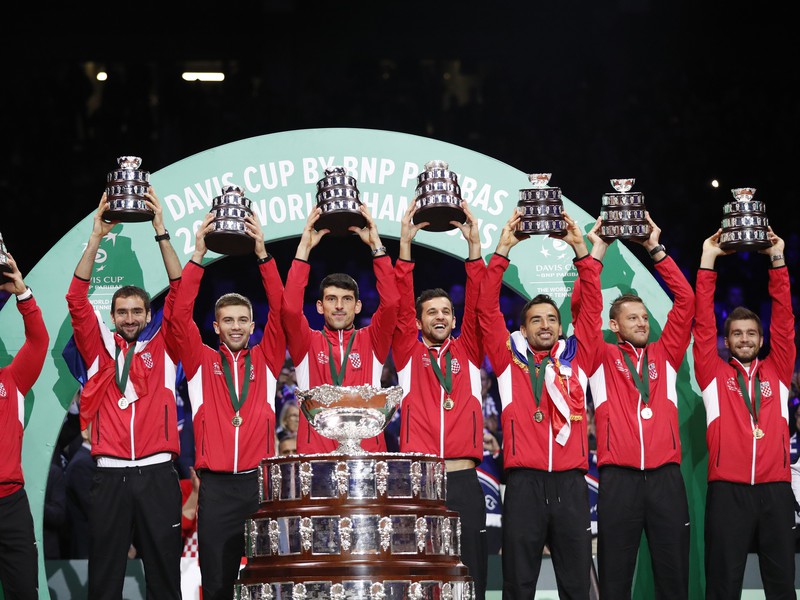 horvátsky daviscupový tím pózuje s trofejou po triumfe vo finále Davisovho pohára v Lille