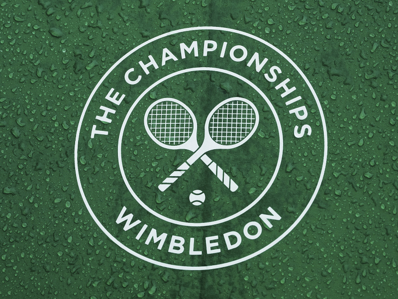 Na snímke dažďové kvapky na dáždniku s logom Wimbledonu v tretí deň grandslamového turnaja vo Wimbledone