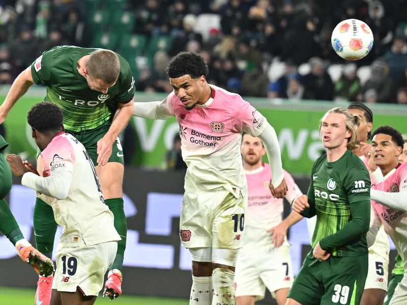  Slovenský futbalový obranca Wolfsburgu Denis Vavro (vľavo)