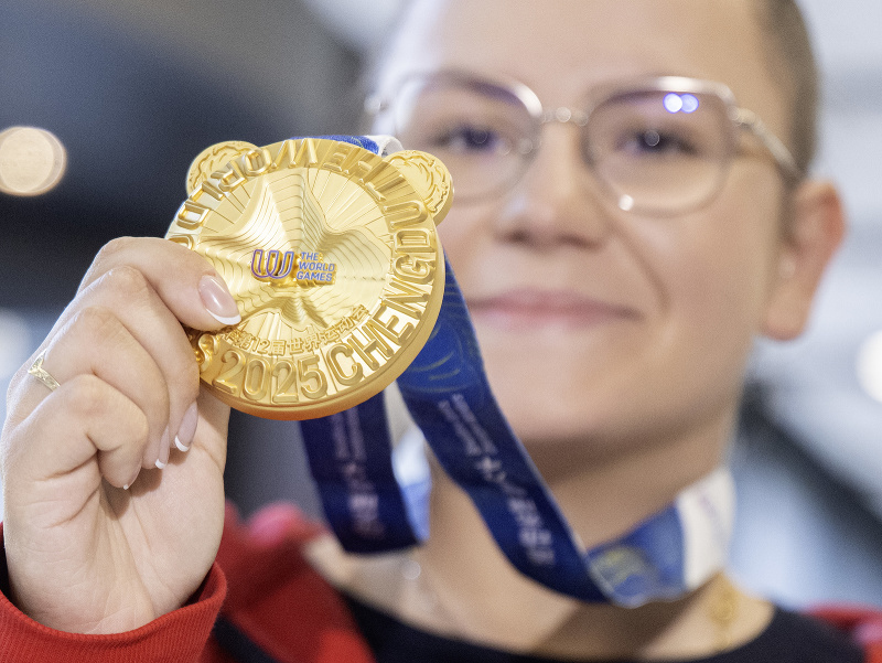Slovenská reprezentantka v lukostreľbe Denisa Baránková pózuje so zlatou medailou zo Svetových hier