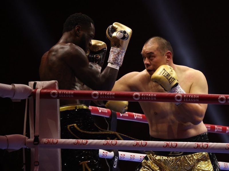 Deontay Wilder a Čang Č'-lej počas zápasu