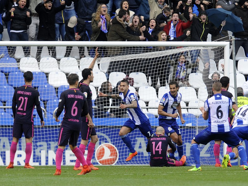 Hráči Deportivo La Coruňa sa tešia z gólu proti Barcelone