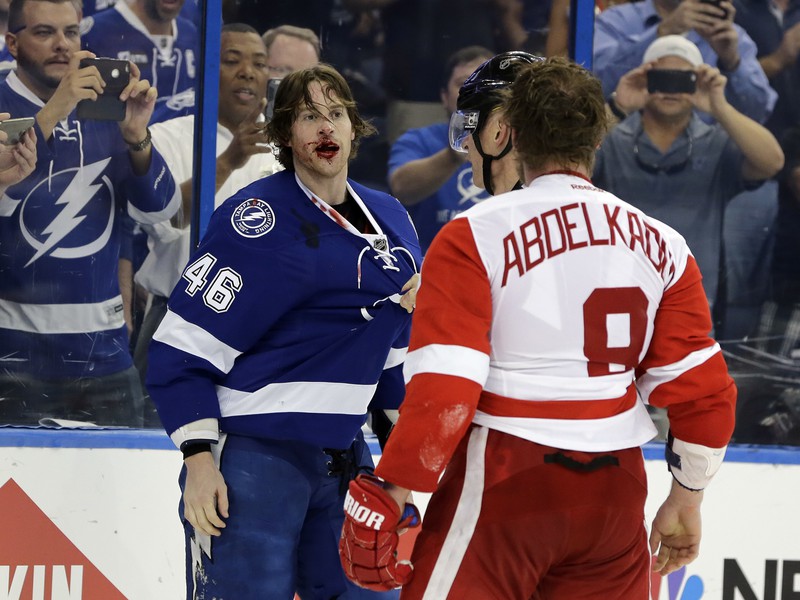 Michael Blunden (vzadu) po bitke s Justinom Abdelkaderom