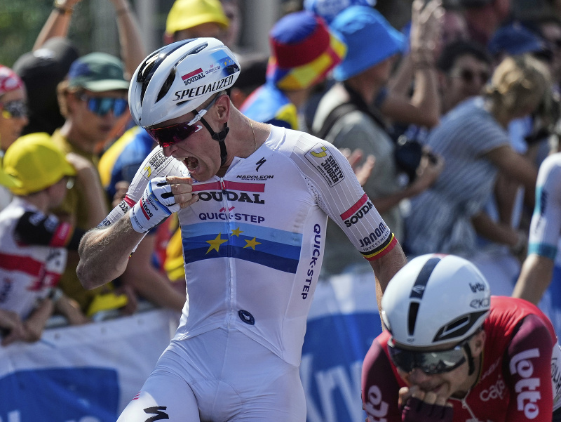 Belgičan Tim Merlier z tímu Soudal Quick-Step oslavuje svoj triumf v deviatej etape Tour de France