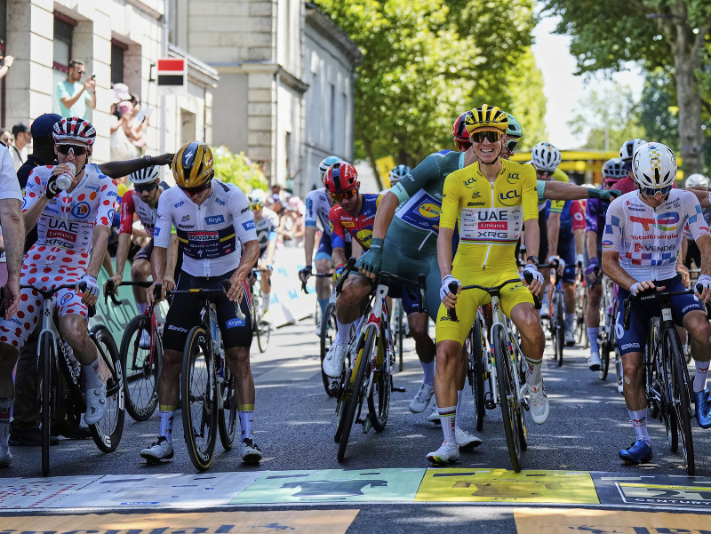 Tadej Pogačar v žltom drese na štarte deviatej etapy Tour de France