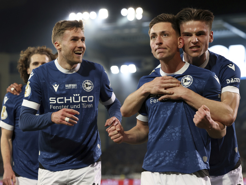 Hráči Arminie Bielefeld oslavujú gól
