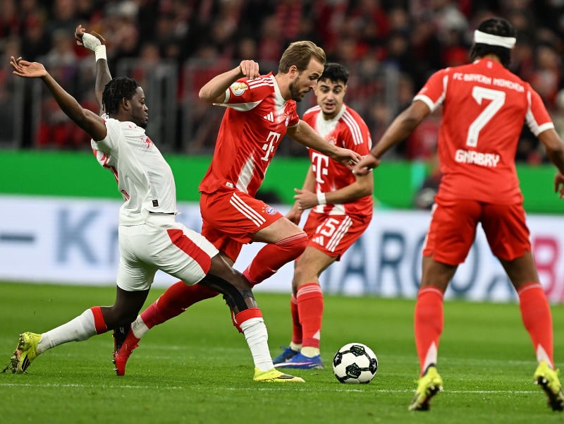 Hráč Bayernu Mníchov Harry Kane (uprostred) v akcii počas štvrťfinále Nemeckého pohára