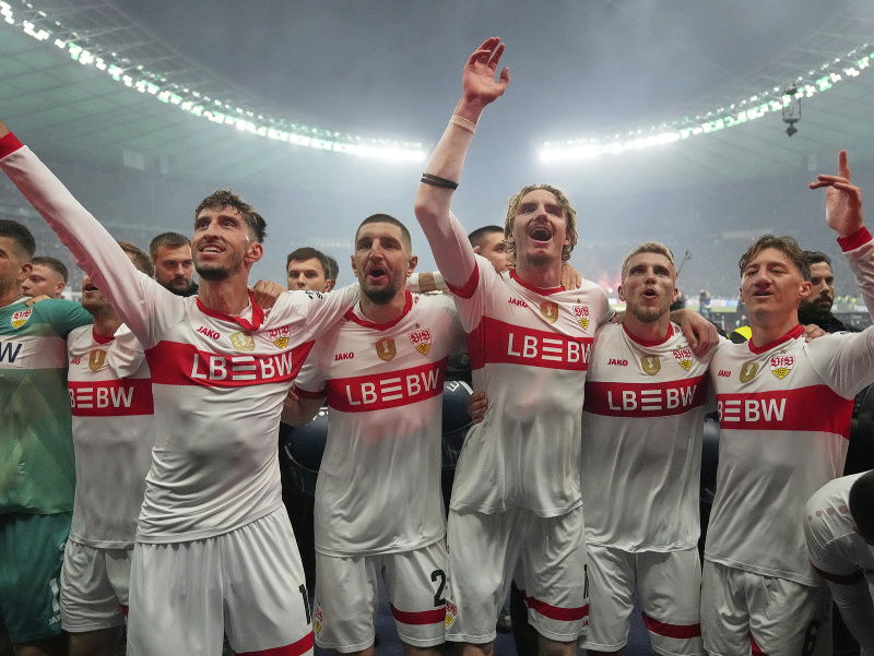 Futbalisti VfB Stuttgart oslavujú triumf v Nemeckom pohári