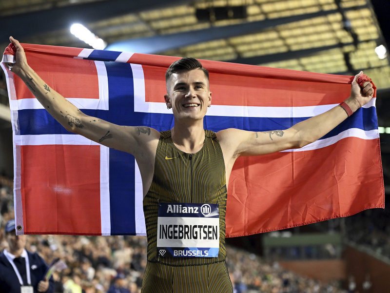 Jakob Ingebrigtsen oslavuje triumf na Diamantovej lige