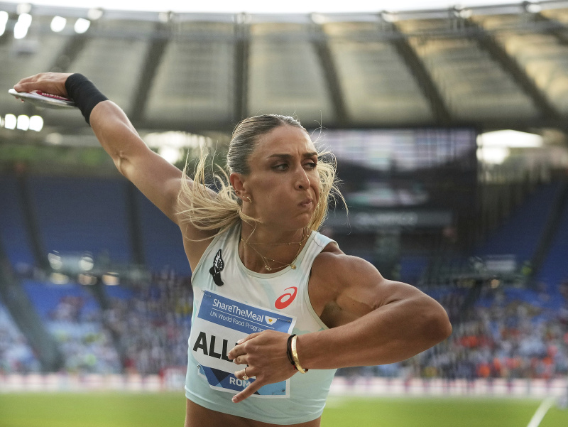 Američanka Valarie Allmanová v hode diskom