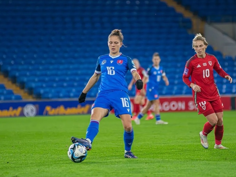 Diana Bartovičová s loptou v drese národného tímu
