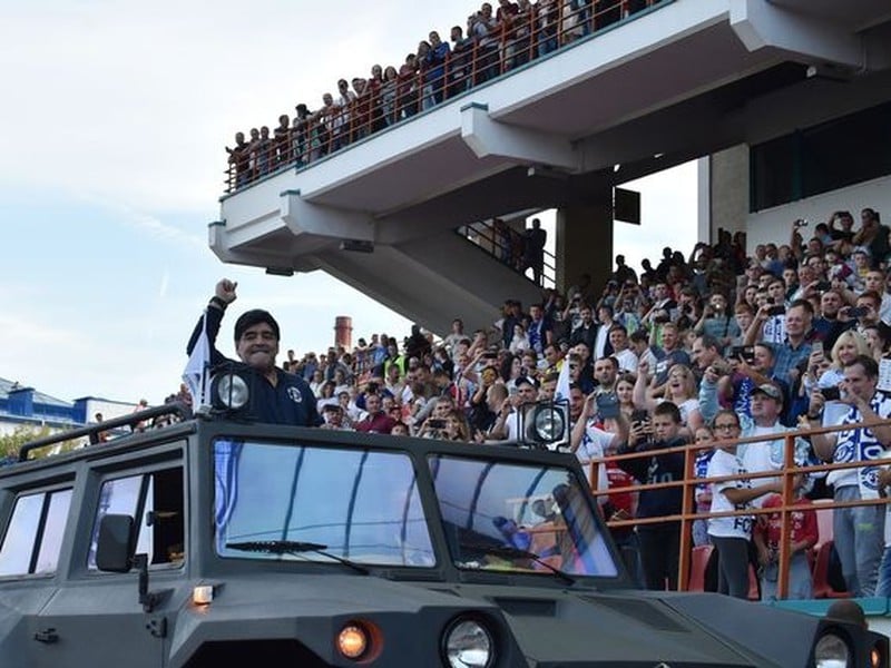Maradona prišiel do novej práce v obrnenom vozidle