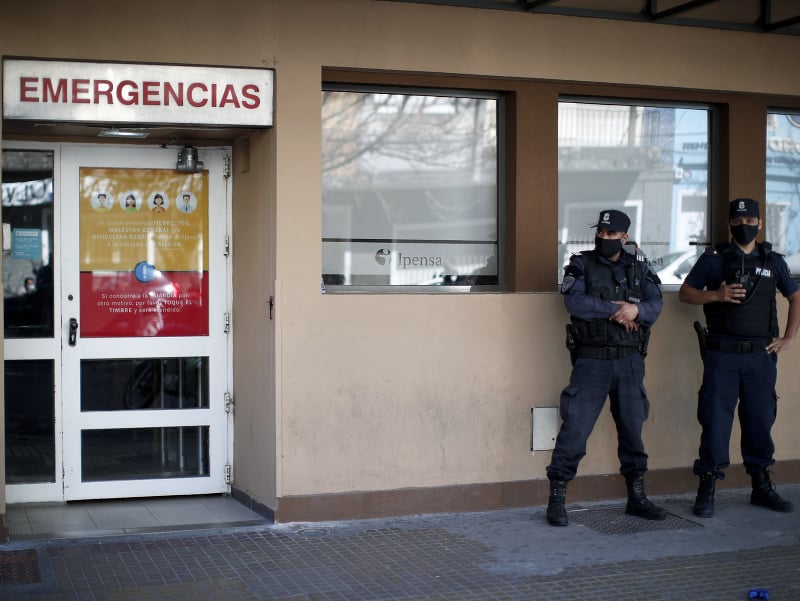 Policajti pred klinikou, kde hospitalizovali legendárneho Diega Maradonu