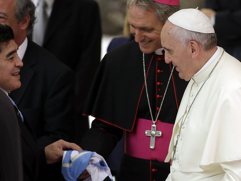 Nebohý Diego Maradona a pápež František