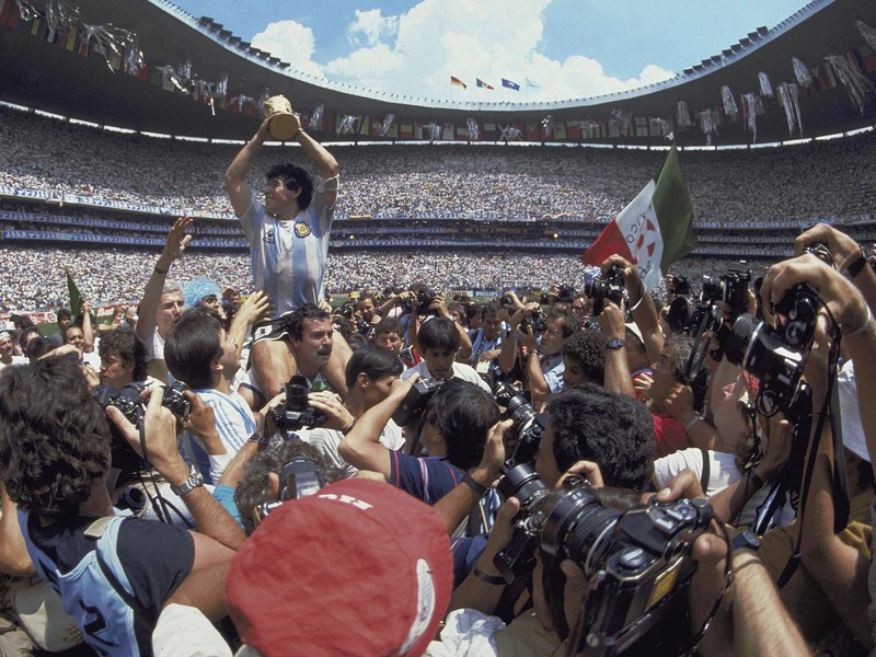 Diego Maradona s trofejou majstra sveta