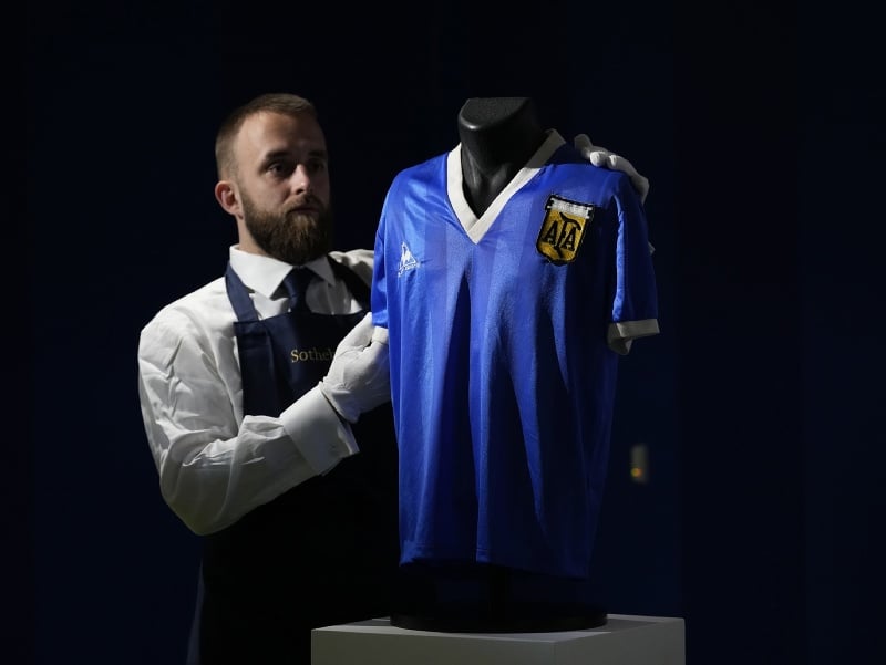 Dres argentínskej futbalovej legendy Diega Maradonu, ktorý mal oblečený vo štvrťfinálovom zápase Argentína - Anglicko