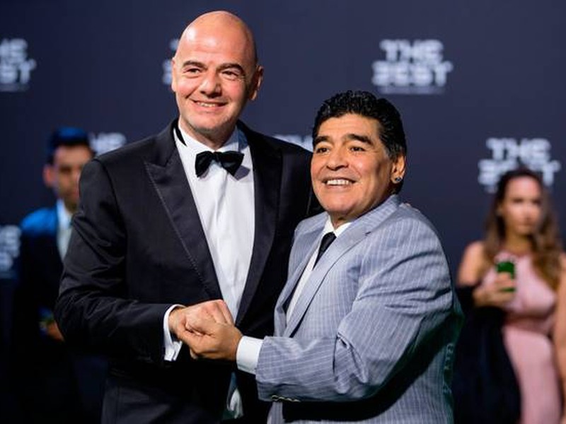 Gianni Infantino a Diego Maradona