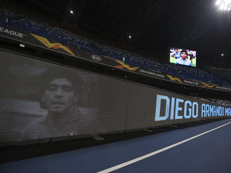 Bannery a fotografie na pamiatku  bývalého argentínskeho futbalového velikána Diega Armanda Maradonu
